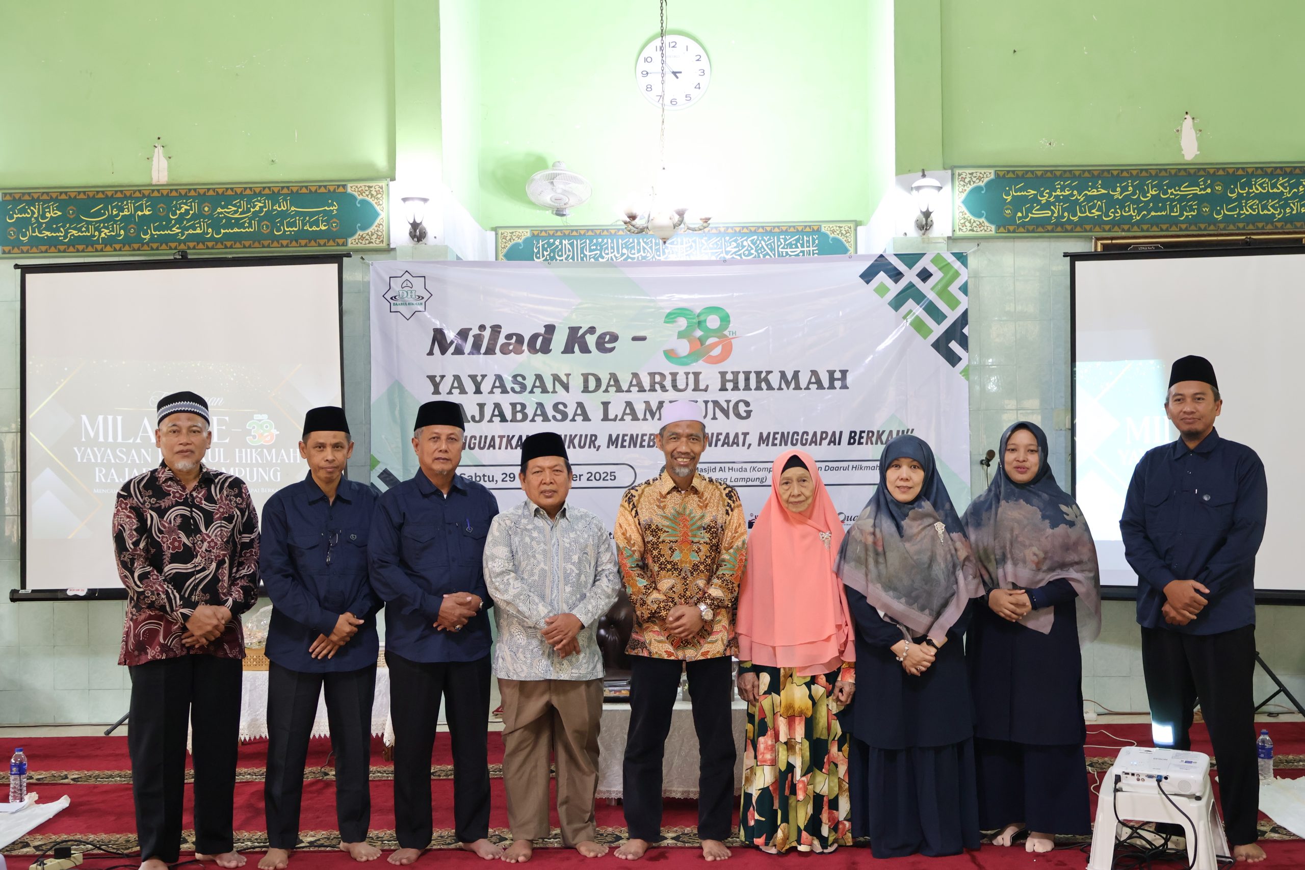 Foto Bersama Ketua, Bendahara, Sekretaris, Wakil Sekretaris 1, Para Pembina Dan Pendiri Yayasan